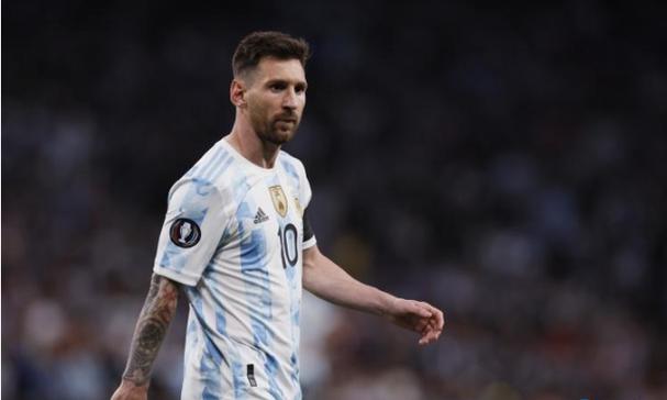 被塑料布蒙住的三代机歼